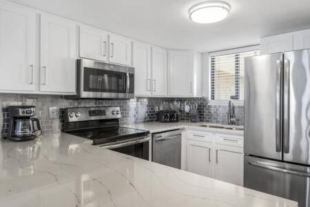 The Scallop By Brightwild-Beachfront Condo Дестин Екстериор снимка